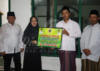 Bupati Ikfina Serahkan Dana Hibah Rp 250 Juta untuk Masjid Darul Iman Ngembat
