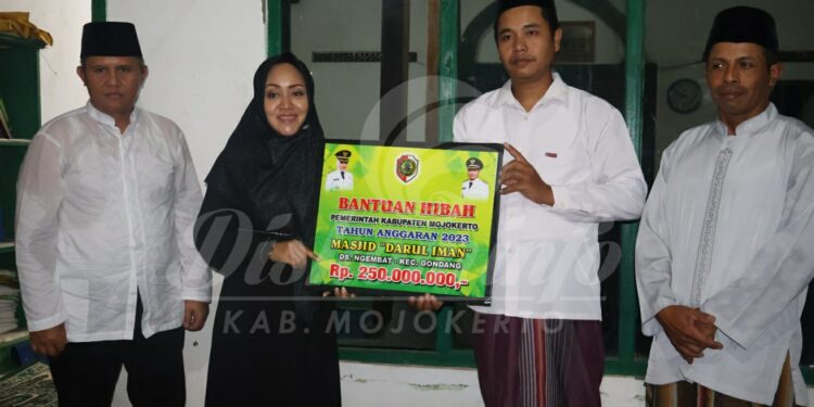 Bupati Ikfina Serahkan Dana Hibah Rp 250 Juta untuk Masjid Darul Iman Ngembat