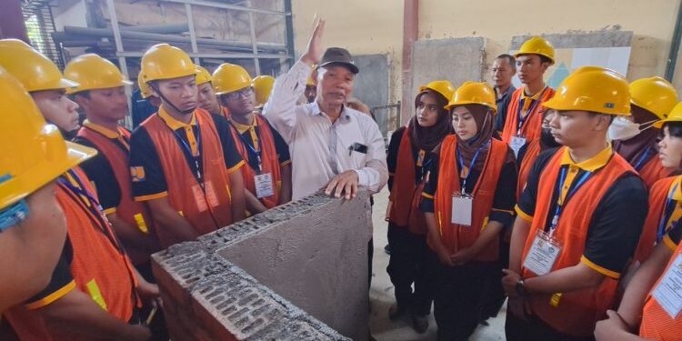 BJK Wil 4 Lakukan Uji Kompetensi Sertifikasi Mandor Kontruksi di SMKN 1 Sidoarjo