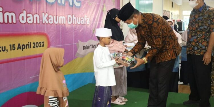 Al Muslim Berbagi 1.343 Paket Sembako Secara Drive Thru