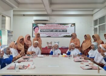 Peringati Hari Kartini, DWP SMKN 2 Buduran Adakan Lomba Merias
