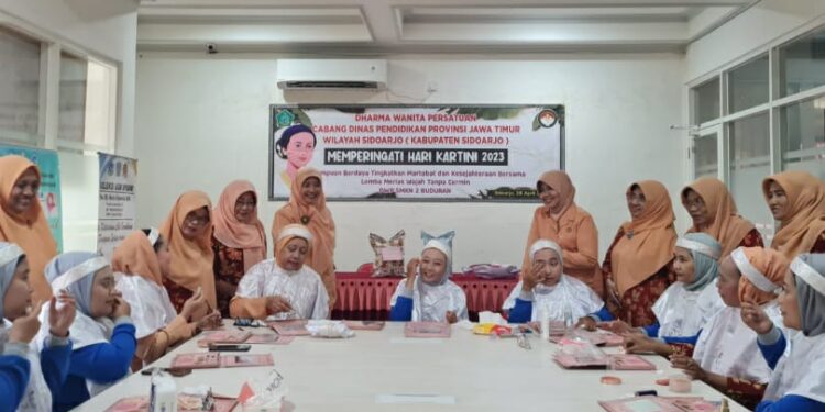 Peringati Hari Kartini, DWP SMKN 2 Buduran Adakan Lomba Merias