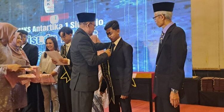 580 Siswa SMK Antartika 1 Buduran Mengikuti Wisuda ke 46 tahun 2022/2023