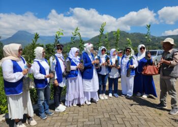 DPD IWAPI Jatim Bagikan 1000 Bibit Jeruk Bantuan Kementerian Pertanian