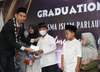 Lantunan Nadhoman Aqidatul Awwam Getarkan Wisuda SMA Islam Parlaungan