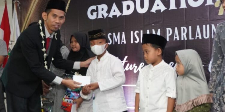 Lantunan Nadhoman Aqidatul Awwam Getarkan Wisuda SMA Islam Parlaungan