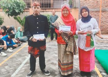 Peringati Hardiknas SMK YPM 8 Beri Penghargaan Siswa dan Guru Pemakai Baju Adat Terbaik