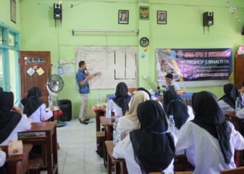 Praktisi Jurnalistik Sidoarjo Berdayakan Civitas SMA YPM 2 Untuk Gemar Menulis