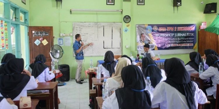 Praktisi Jurnalistik Sidoarjo Berdayakan Civitas SMA YPM 2 Untuk Gemar Menulis