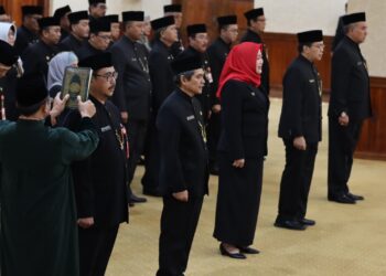 Gubernur Jatim,Khofifah Indar Parawansa Melantik 5 Pejabat Pimpinan Tinggi Pratama di Lingkungan Pemprov Jatim