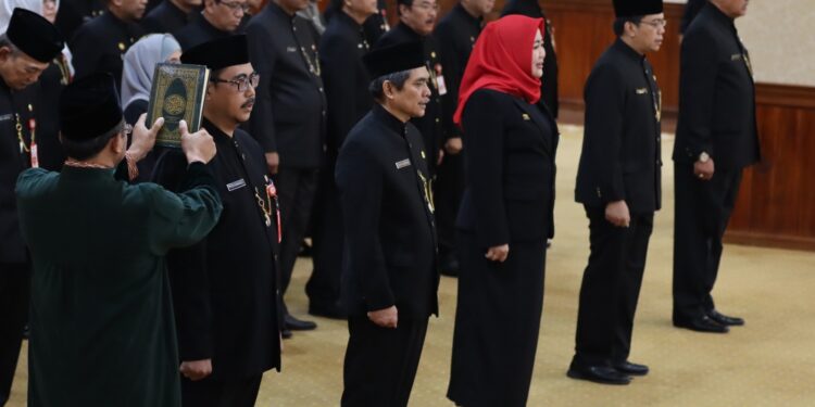Gubernur Jatim,Khofifah Indar Parawansa Melantik 5 Pejabat Pimpinan Tinggi Pratama di Lingkungan Pemprov Jatim