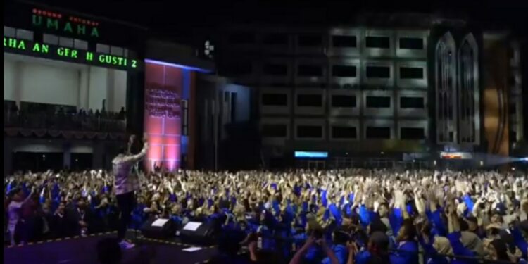 Ribuan Mahasiswa Bersama Denny Caknan Hentakan Satu Dekade Umaha YPM Sidoarjo