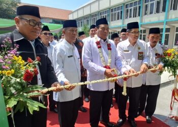 Ka Kanwil Kemenag Provinsi Jawa Timur Dr. Husnul Maram, M.H.I Bersama Jajaranya Resmikan Ponpes Al Hikmah MAN Sidoarjo