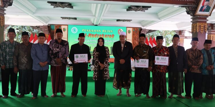 Saat Serahkan Bantuan Operasional,Bupati Ikfina Minta Ulama Jadi Peredam Jelang Pesta Demokrasi