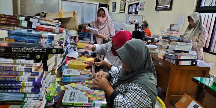 Disperpusip Pasuruan Bagi 1000 Buku Ke 8 Perpustakaan Umum Daerah 