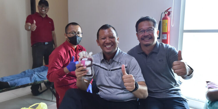 Peringati Hari Jadi Provinsi Jatim ke 78, Pj Bupati Andrianto dan Sekda Jadi Pendonor Darah