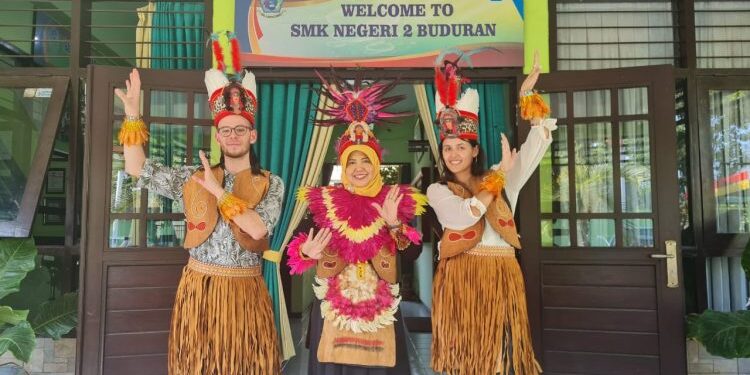 SMKN 1-2 Buduran Hadirkam Guru Tamu Dari Australia