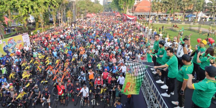 Ramaikan Hari Jadi Jatim ke-78, Wagub Emil Lepas Fun Bike Sekdaprov Ikuti Gowes Bersama