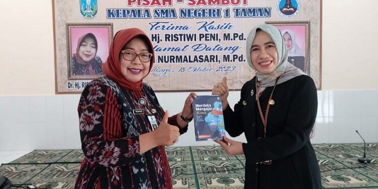 Dewi Nurmalasari, Guru SMAN 15 Surabaya Pimpin SMA Negeri 1 Taman
