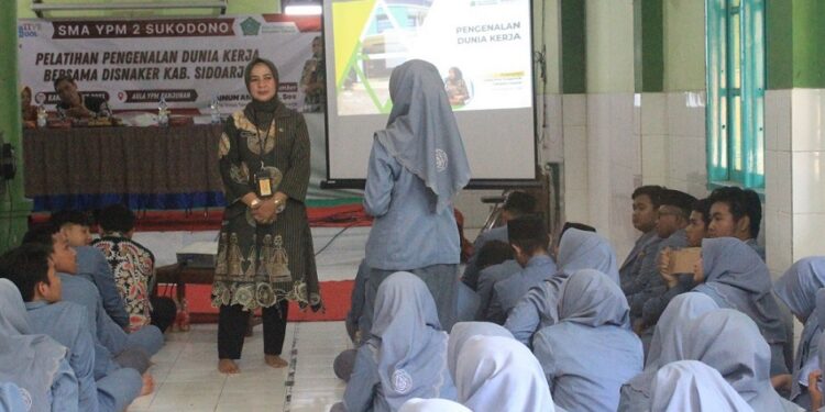 Kepala Disnaker Sidoarjo Bekali Dengan Pelatihan Kerja Siswa SMA YPM 2 Sukodono
