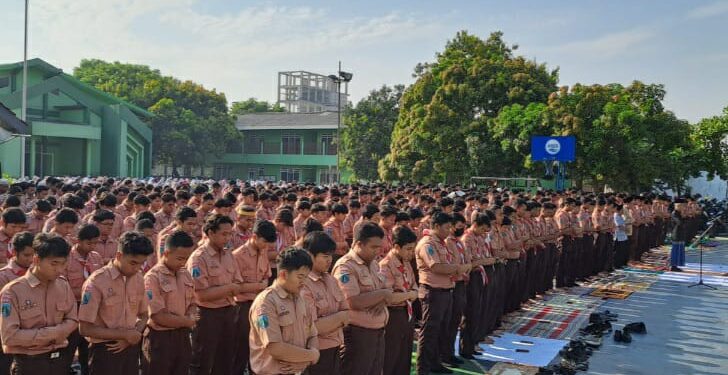 Ribuan Siswa SMAN 3 Sidoarjo Lakukan Shalat Istisqa Hadapi Panas Ekstrem