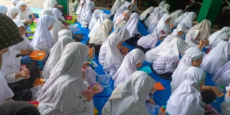 Siswa MI Bahauddin Rayakan HSN 2023 Dengan Baca Shalawat Nariyah 7.770
