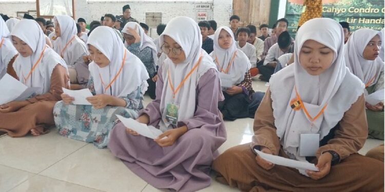 SMP PGRI 1 Buduran Peringati Hari Santri Dengan Ziarah Wali dan Outdoor Learning