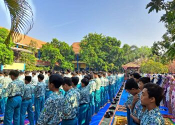 Berharap Hujan Turun, Keluarga Besar SMPN 4 Sidoarjo  Melaksanakan Shalat Istisqa
