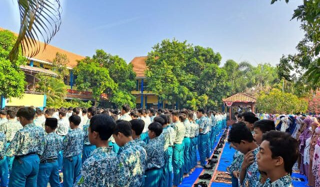 Berharap Hujan Turun, Keluarga Besar SMPN 4 Sidoarjo  Melaksanakan Shalat Istisqa