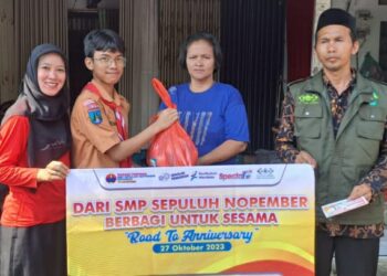 Civitas Spuber SMP Sepuluh Nopember Bagikan 323 Paket Sembako Ke Warga