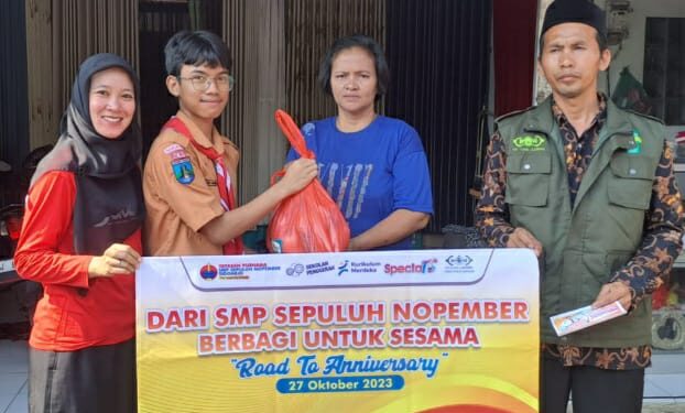 Civitas Spuber SMP Sepuluh Nopember Bagikan 323 Paket Sembako Ke Warga