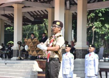 Kresna Yudha Iriyansa Pembaca Pembukaan UUD 45 pada Upacara Peringatan HSP di Pemkab Sidoarjo