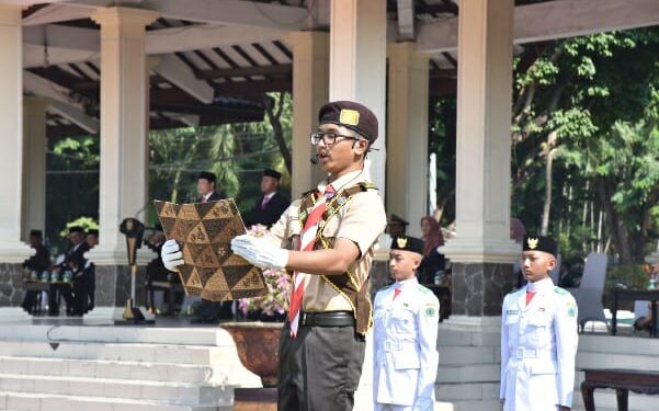 Kresna Yudha Iriyansa Pembaca Pembukaan UUD 45 pada Upacara Peringatan HSP di Pemkab Sidoarjo