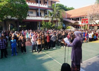 Pakaian Daerah Isi Peringatan Sumpah Pemuda di SMPN 3 Sidoarjo
