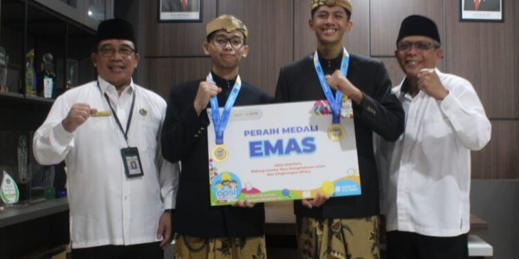 Tim Riset MTsN 1 Malang Berhasil Raih Medali Emas Ajang OPSI 2023