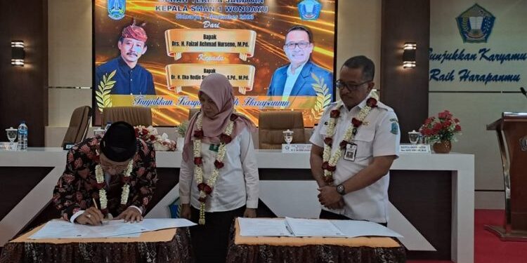 Serah Terima Kepemimpinan SMA Negeri 1 Wonoayu Dari Faizal Achmad Nurseno Ke Eko Redjo Sunariyanto