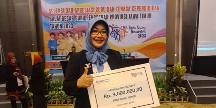 Bu Lilis, Kepala SMPN 4 Sidoarjo Raih Peringkat 1 Jatim 2023 Dalam Layanan GTK.