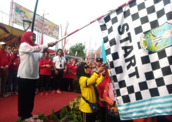 Gubernur Jatim Berangkatkan Ribuan Peserta Jalan Sehat, Siapkan Hadiah Utama 2 Motor