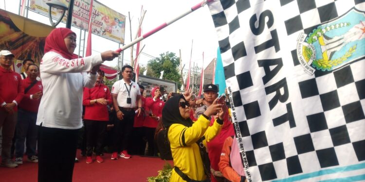Gubernur Jatim Berangkatkan Ribuan Peserta Jalan Sehat, Siapkan Hadiah Utama 2 Motor