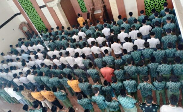 Peduli Terhadap Syuhada Palestina, Siswa MTs dan MA NU Lakukan Sholat Ghaib