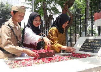Jelang Hari Pahlawan Siswa SMA Al Muslim Lakukan Doa dan Tabur Bunga di Makam Bung Tomo