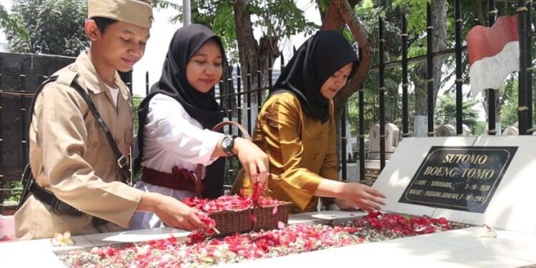 Jelang Hari Pahlawan Siswa SMA Al Muslim Lakukan Doa dan Tabur Bunga di Makam Bung Tomo
