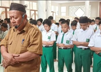 450 Siswa MI Ma’arif Pagerwojo Lakukan Shalat Ghaib Untuk Syuhada Palestina