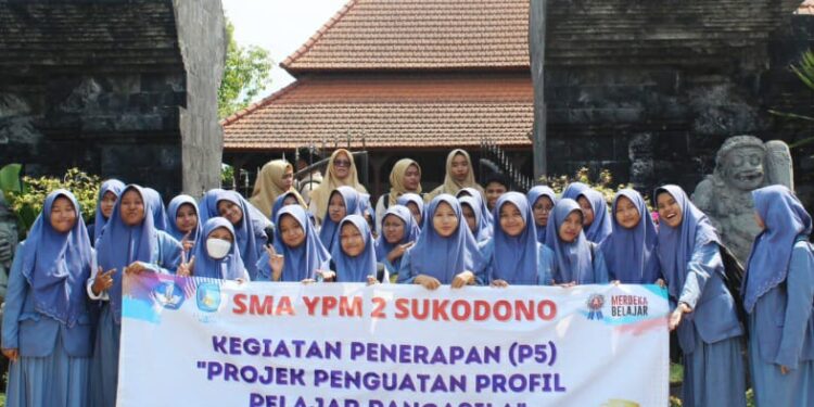 Dalami Moderasi Beragama SMA YPM 2 Sukodono Lakukan Observasi Antar Agama