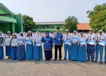 Usai Upacara Hari Pahlawan, SMAN 3 Sidoarjo Beri Penghargaan Kepada Siswa Prestasi