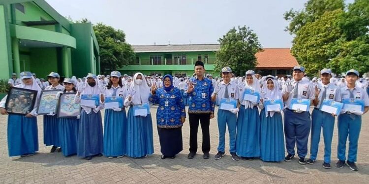 Usai Upacara Hari Pahlawan, SMAN 3 Sidoarjo Beri Penghargaan Kepada Siswa Prestasi