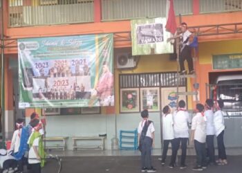 Siswa MI Ma’arif Pagerwojo Lakukan Aksi Teatrikal Robek Bendera Belanda di Hotel Yamato