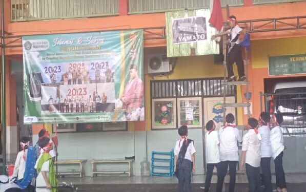 Siswa MI Ma’arif Pagerwojo Lakukan Aksi Teatrikal Robek Bendera Belanda di Hotel Yamato