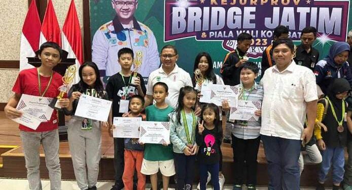 Siswa SMAN 3 Juara I Piala Wali Kota Batu di Kejurprov Bridge Jatim 2023