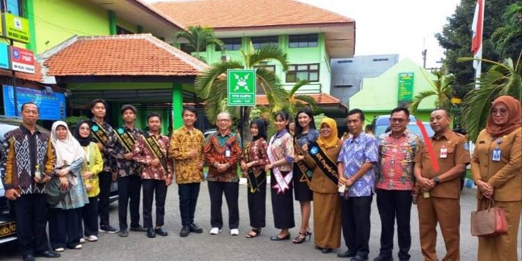 Duta SMKN 2 Buduran Sambut Kunjungan Kemendagri Beserta Dikbud Jatim